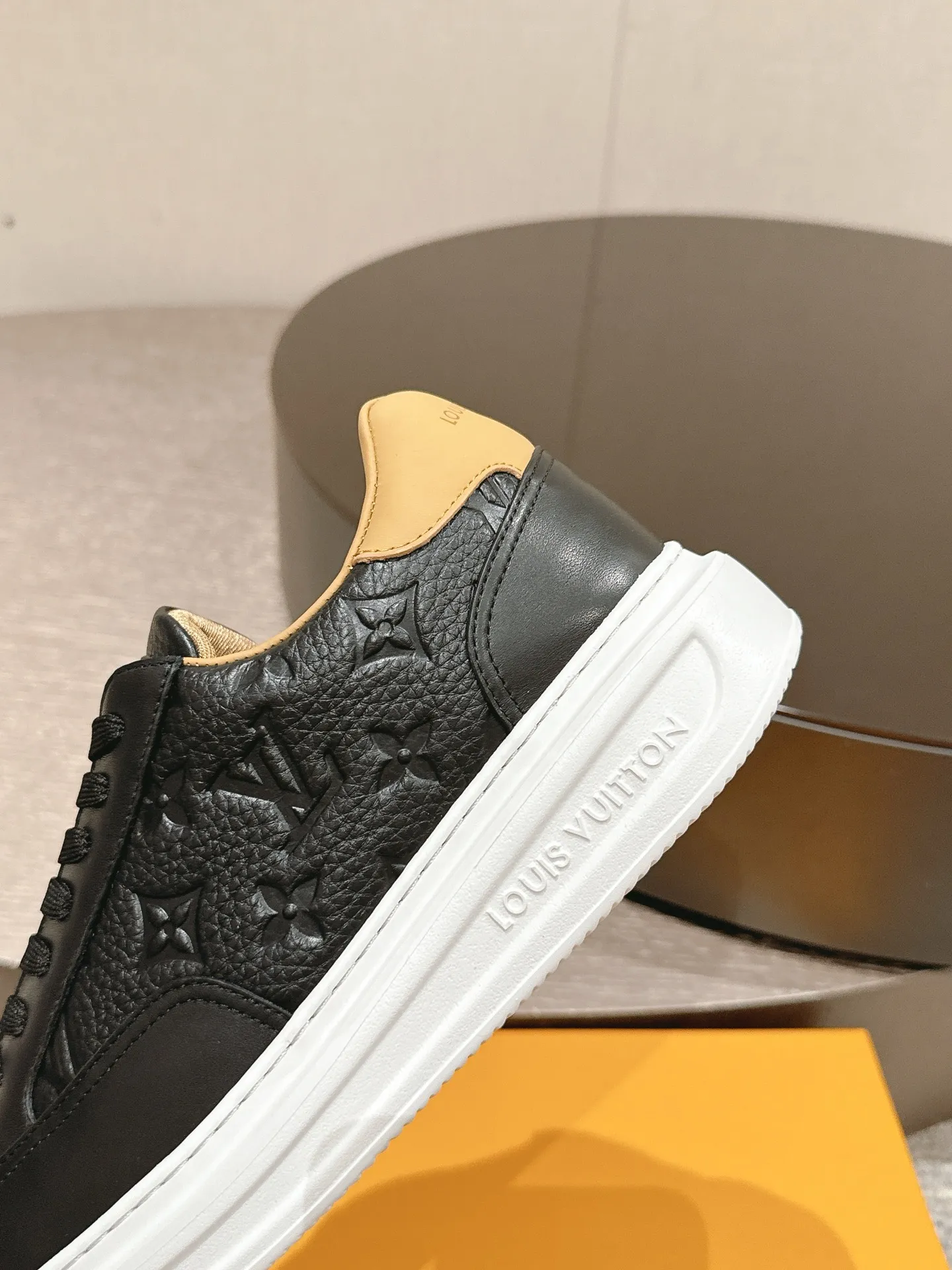 👟👟Ex-factory price 680👟👟 LV25 new style white shoes, best-selling model in the counter window, very three-dimensional and beautiful! Personalized printing, three-dimensional printed cowhide fabric...cowhide feet...original 4cm thick sole...Logo hot stamping, matching packaging, code number: 37-44 (45 customized, non-refundable)